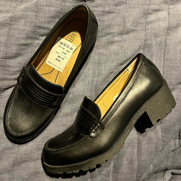 NWT black heeled closed toe shoe - Picture 2 of 2